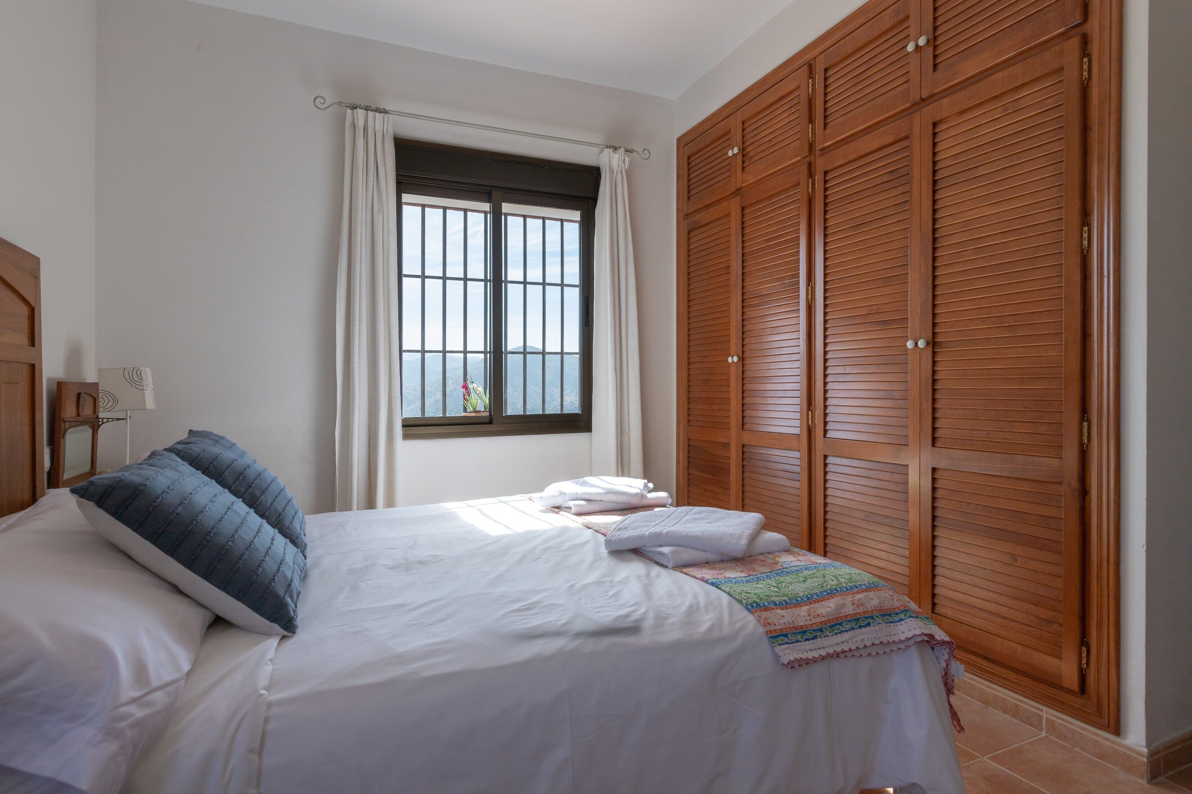 4 bedrooms, iron/ironing board, free WiFi, bed sheets