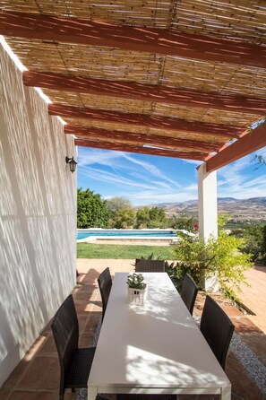 تناول الطعام بالخارج