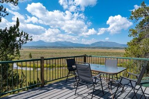 Outdoor dining - The Barn minutes from Winter Park (Tabernash)