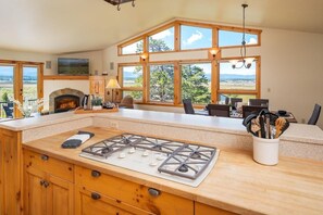 Fridge, microwave, oven, stovetop - The Barn minutes from Winter Park (Tabernash)