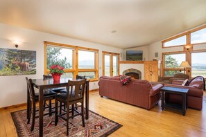 TV, fireplace - The Barn minutes from Winter Park (Tabernash)