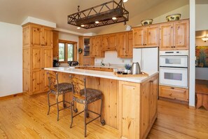 Fridge, microwave, oven, stovetop - The Barn minutes from Winter Park (Tabernash)
