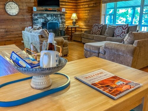 Lincoln Log Cabin  · Elkhorn 3 Bedroom 2 Bathroom Log Cabin Sleeps 8