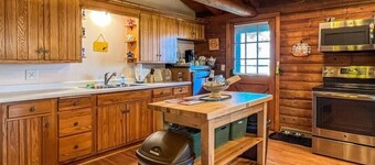 Lincoln Log Cabin  · Elkhorn 3 Bedroom 2 Bathroom Log Cabin Sleeps 8