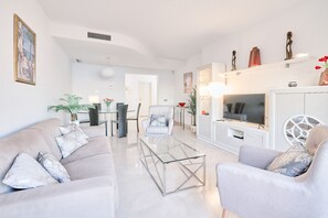 TV - Beautiful Penthouse Near the Beach with Sea View, Pool, Wi-Fi, Air Conditioning, Balcony & Terrace (Torrox Costa)