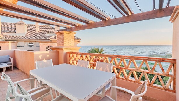 A balcony with a table and chairs, overlooking the sea. - Beautiful Penthouse Near the Beach with Sea View, Pool, Wi-Fi, Air Conditioning, Balcony & Terrace (Torrox Costa)