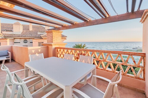 Schönes Penthouse nahe Strand mit Meerblick, Pool, WLAN, Klimaanlage, Balkon & Terrasse