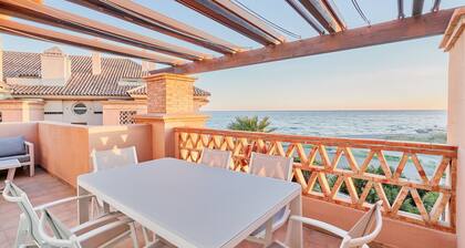 Schönes Penthouse nahe Strand mit Meerblick, Pool, WLAN, Klimaanlage, Balkon & Terrasse