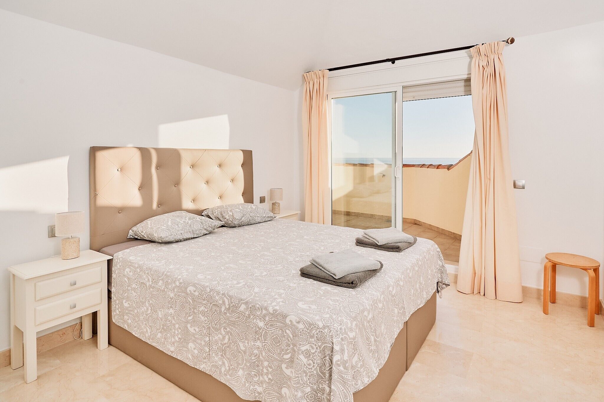 3 slaapkamers, een strijkplank/strijkijzer, gratis wifi, beddengoed