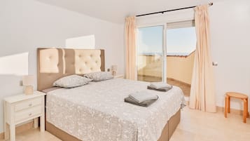 3 slaapkamers, een strijkplank/strijkijzer, gratis wifi, beddengoed