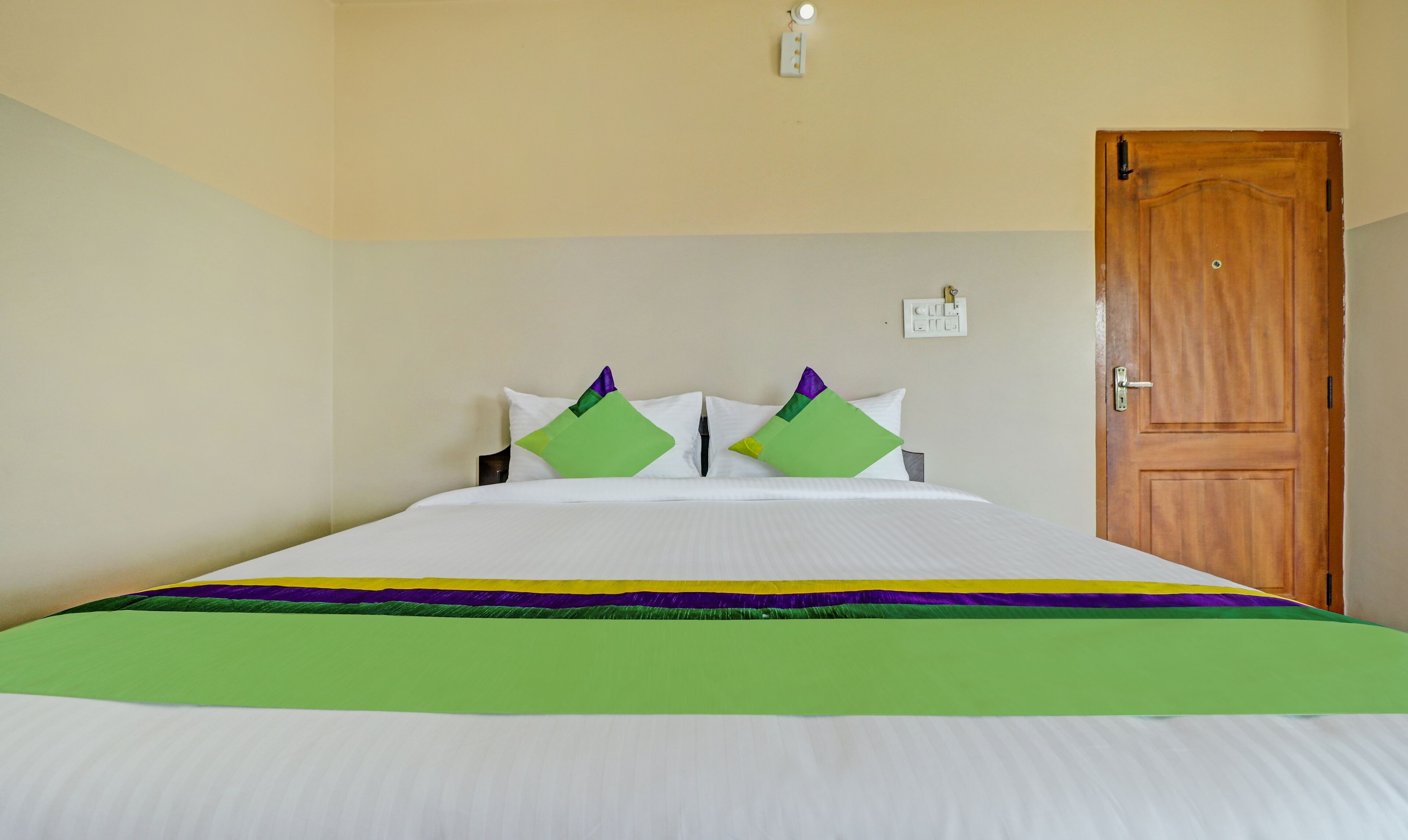 Deluxe Room | Iron/ironing board