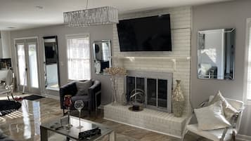 Smart TV, chimenea y estéreo
