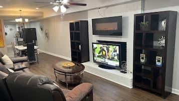 TV connectée, cheminée, chaîne hi-fi