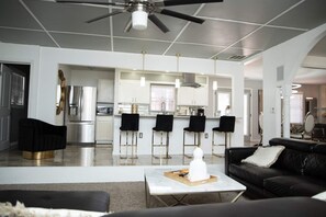 Smart TV, lareira, aparelho de som