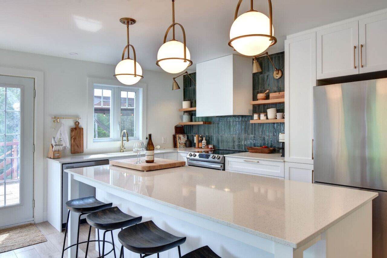 Réfrigérateur, four à micro-ondes, un four, surface de cuisson