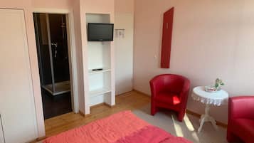 1 bedroom, travel crib, WiFi