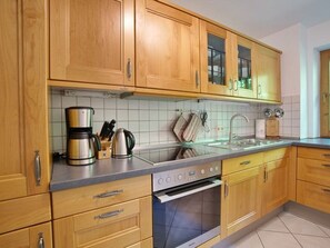 雪櫃、微波爐、焗爐、洗碗機