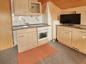 Fridge, oven, coffee/tea maker, electric kettle