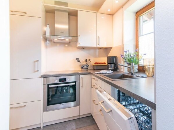Kühlschrank, Ofen, Geschirrspüler, Wasserkocher mit Kaffee-/Teezubehör