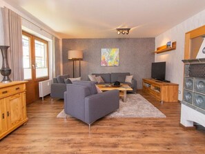Een televisie en een open haard