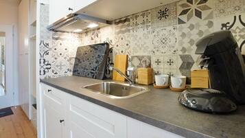 KĂŒhlschrank, Wasserkocher mit Kaffee-/Teezubehör, Wasserkocher, Toaster