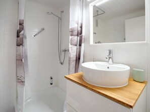 SĂšche-cheveux, serviettes fournies