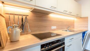 Kühlschrank, Mikrowelle, Ofen, Geschirrspüler