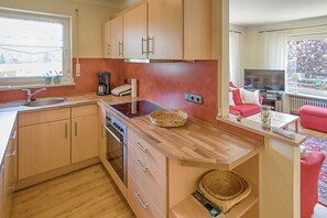 Kühlschrank, Ofen, Geschirrspüler, Wasserkocher mit Kaffee-/Teezubehör