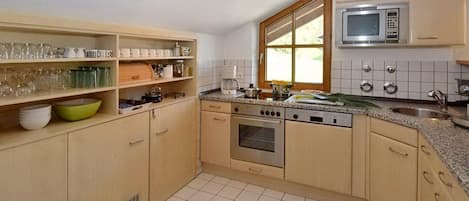 Kühlschrank, Mikrowelle, Ofen, Geschirrspüler