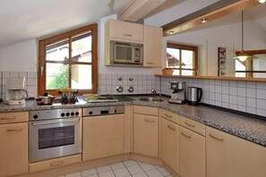 ثلاجة، ميكروويف، فرن، غسالة أطباق