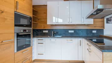 Kühlschrank, Mikrowelle, Ofen, Geschirrspüler