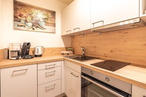 Refrigerador, horno, cafetera y tetera y tetera eléctrica