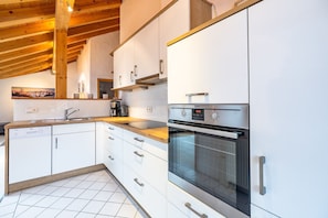 Kühlschrank, Mikrowelle, Ofen, Geschirrspüler