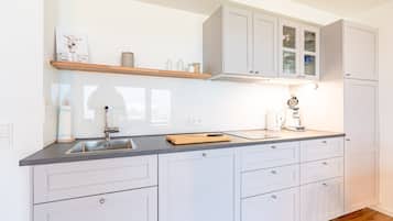 KĂŒhlschrank, Ofen, GeschirrspĂŒler, Wasserkocher