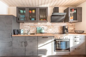 Kühlschrank, Geschirrspüler, Wasserkocher mit Kaffee-/Teezubehör