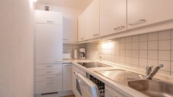 Kühlschrank, Ofen, Geschirrspüler, Wasserkocher mit Kaffee-/Teezubehör