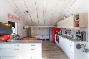 Kühlschrank, Ofen, Geschirrspüler, Wasserkocher