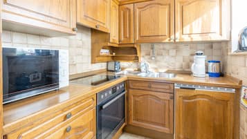 Refrigerador, microondas, horno y cafetera y tetera