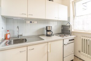 Kühlschrank, Wasserkocher mit Kaffee-/Teezubehör, Wasserkocher, Toaster