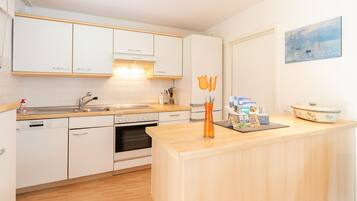 Kühlschrank, Ofen, Geschirrspüler, Wasserkocher mit Kaffee-/Teezubehör