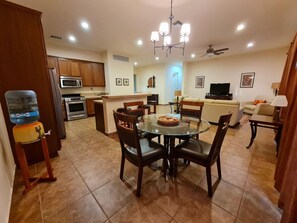 Villa, 3 chambres | Restauration dans la chambre