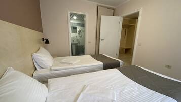 Camera Standard | 1 camera, una cassaforte in camera, una scrivania, ferro/asse da stiro