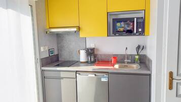 KjĂžleskap, mikrobĂžlgeovn, ovn og kokeplater