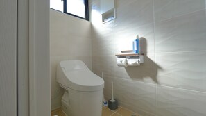 พรีเมียมวิลล่า (2F) | ห้องน้ำ | ฝักบัว, ของใช้ในห้องน้ำฟรี, ไดร์เป่าผม, รองเท้าสวมภายในห้อง