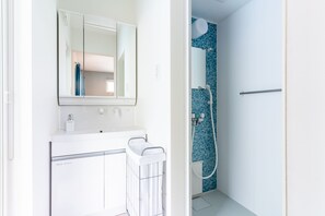 พรีเมียมวิลล่า (Pool Villa Onna 9B) | ห้องน้ำ | อ่างอาบน้ำและฝักบัวแยกจากกัน, อ่างอาบน้ำแบบแช่ตัว, ไดร์เป่าผม