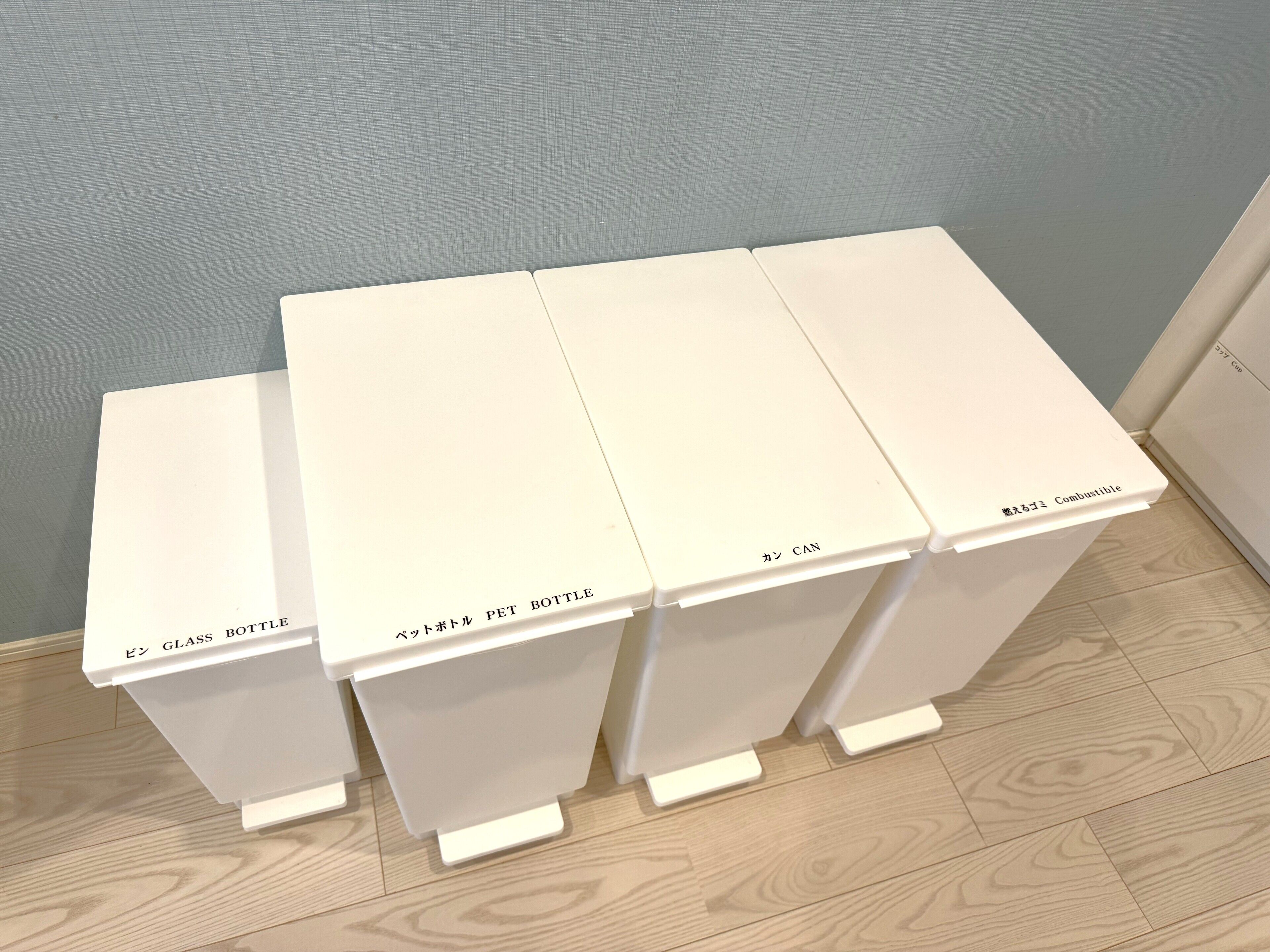 Four white storage units with labels indicating they are glass bottles and pet bottles.