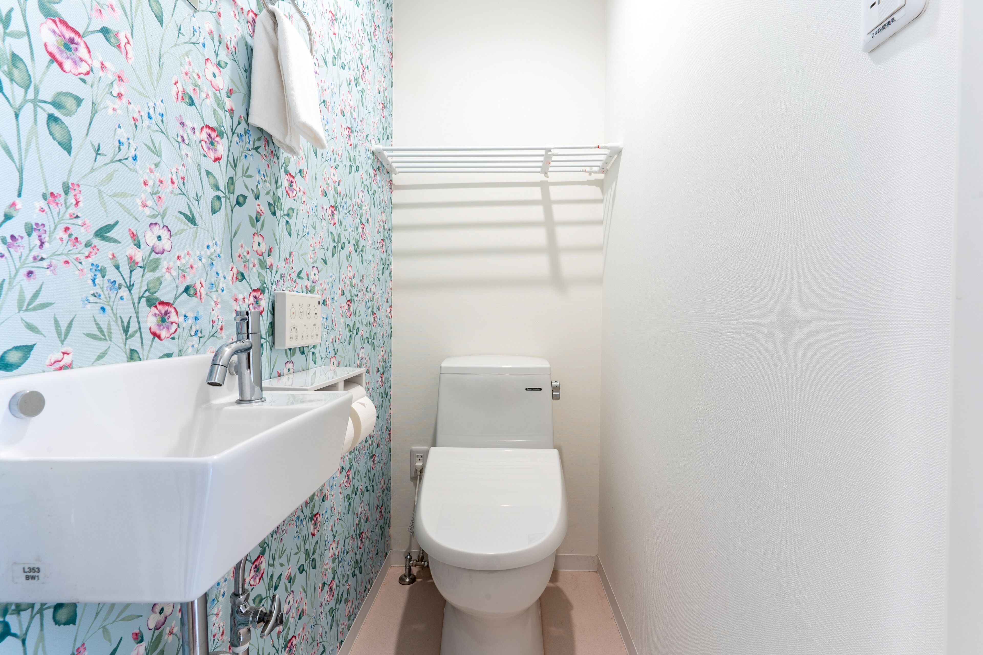 Ein Badezimmer mit Waschbecken, Toilette und Handtuchhalter.
