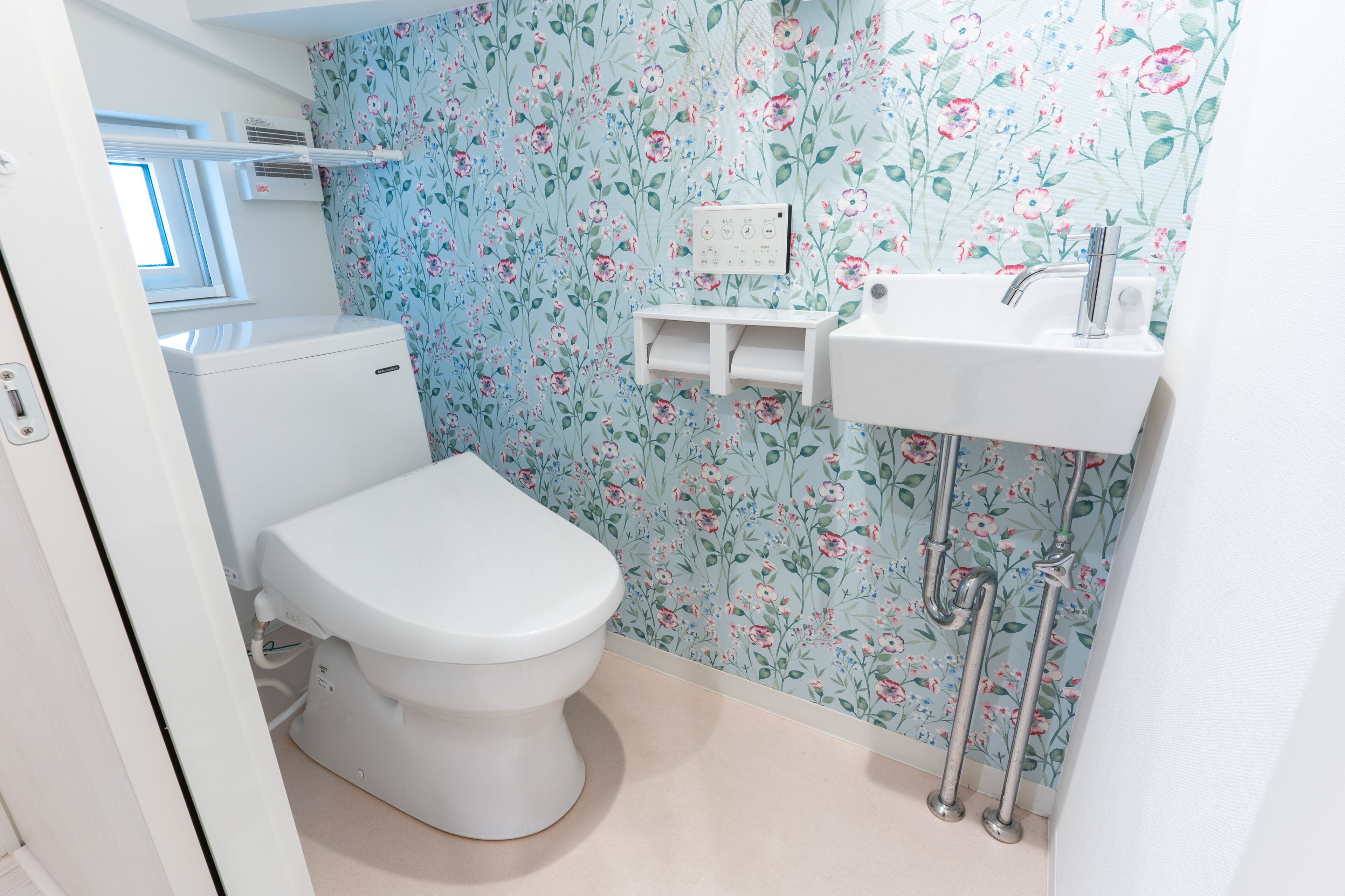 Un baño con inodoro, lavamanos y ducha.