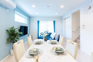 Biệt thự Premium (Pool Villa Onna 9B) | Khu phòng khách | TV màn hình phẳng