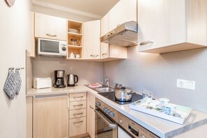 Kühlschrank, Mikrowelle, Ofen, Geschirrspüler